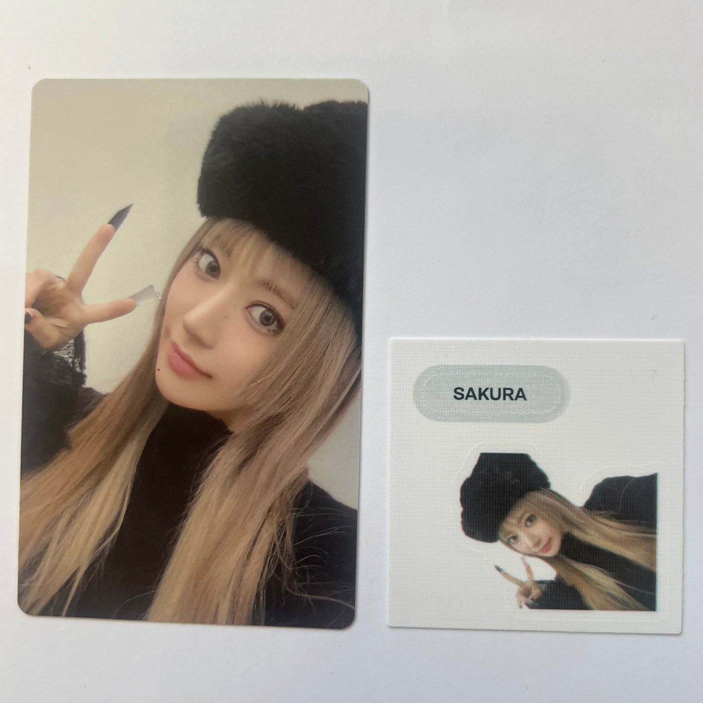 LE SSERAFIM - HOT (Compact Ver) Weverse Photocard + Sticker